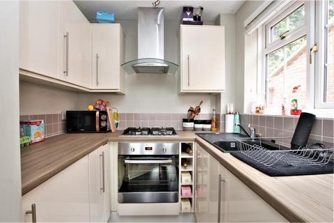 1 bedroom maisonette to rent, Ashley Road, Woking GU21