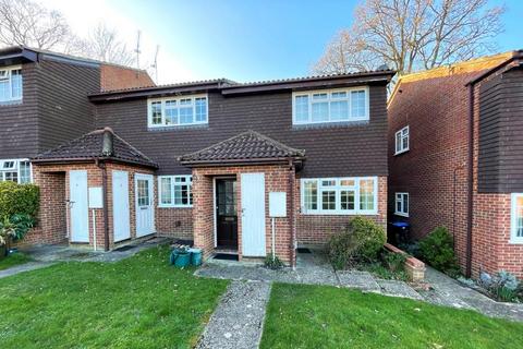 1 bedroom maisonette to rent, Ashley Road, Woking GU21