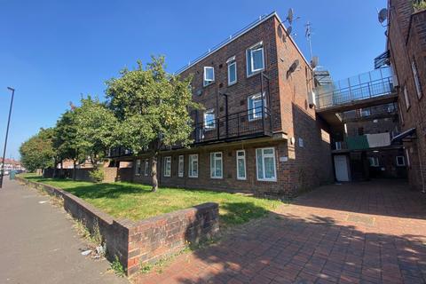 3 bedroom flat for sale, All Saints Court, TW5 9EN