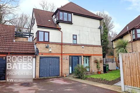 3 bedroom maisonette for sale, Kenton Way, Langdon Hills, Basildon, Essex SS16