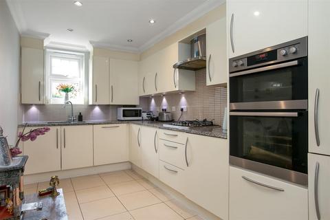 2 bedroom apartment for sale, Churchview Close, Caterham CR3