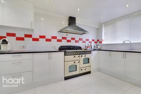 3 bedroom terraced house for sale, Rochester Way, Basildon