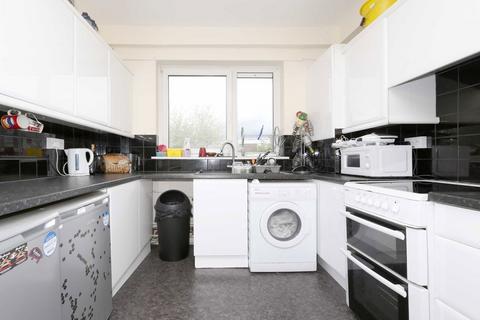 3 bedroom flat to rent, Gernon Road, London E3