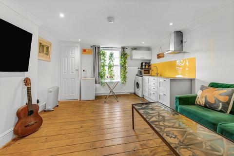 1 bedroom flat for sale, Sanford Terrace, London N16