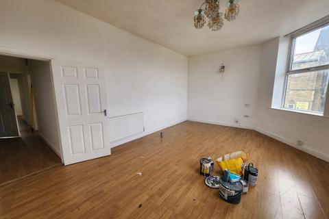 2 bedroom flat to rent, Legrams Lane, BD7 2AA