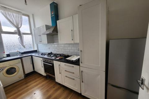 2 bedroom flat to rent, Legrams Lane, BD7 2AA