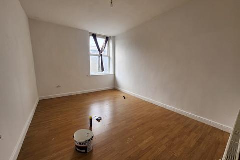 2 bedroom flat to rent, Legrams Lane, BD7 2AA