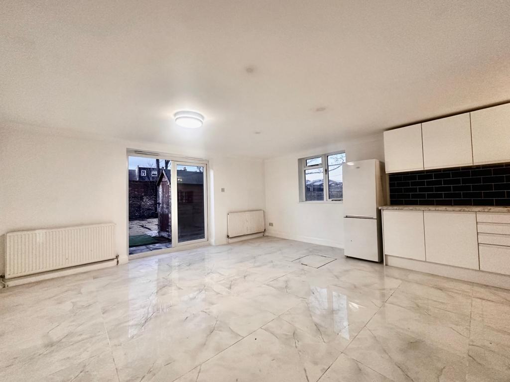 3 Bed Flat to Rent in Tooting
