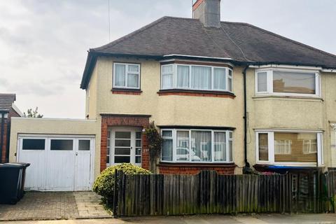 3 bedroom semi-detached house to rent, The Headlands, Northampton NN3