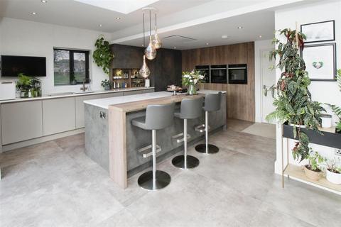 4 bedroom semi-detached house for sale, Beacon Road, Bradford BD6