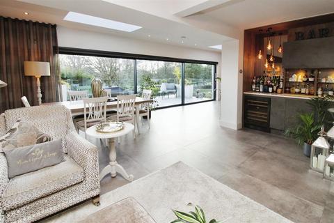 4 bedroom semi-detached house for sale, Beacon Road, Bradford BD6
