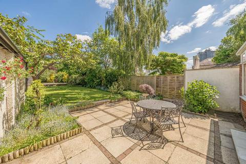 4 Raeburn Avenue, Surbiton, KT5 9DP