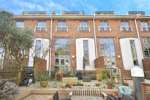 4 bedroom townhouse for sale, Tallow Road, Brentford