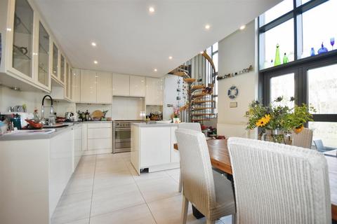 4 bedroom townhouse for sale, Tallow Road, Brentford