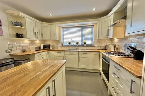 4 bedroom detached house for sale, Sheffield Road, Glossop