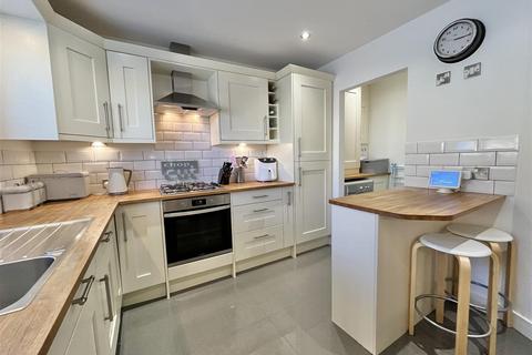 4 bedroom detached house for sale, Sheffield Road, Glossop