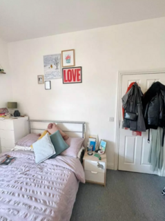 Studio to rent, Station Road, London N3