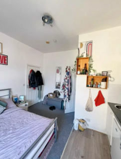 Studio to rent, Station Road, London N3