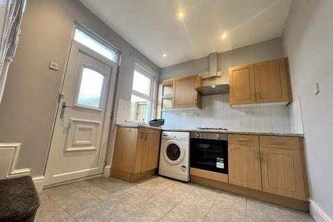 2 bedroom house to rent, Hadfield Road, Glossop SK13