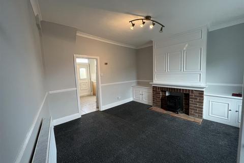 2 bedroom house to rent, Hadfield Road, Glossop SK13