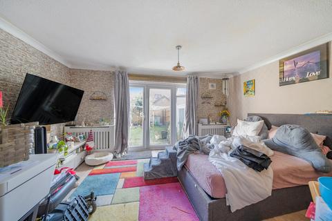 2 Hodges Close, Bagshot, GU19 5QS