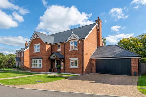 7 Blue Bird Gate, Charlwood, Horley, RH6 0GT
