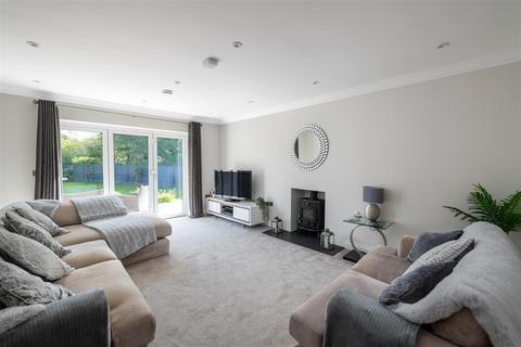7 Blue Bird Gate, Charlwood, Horley, RH6 0GT