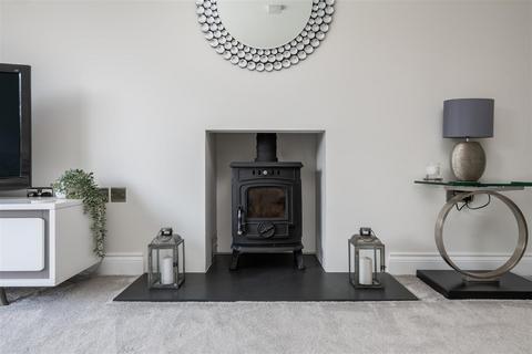 7 Blue Bird Gate, Charlwood, Horley, RH6 0GT