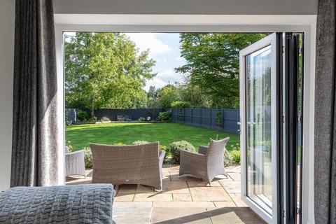 7 Blue Bird Gate, Charlwood, Horley, RH6 0GT