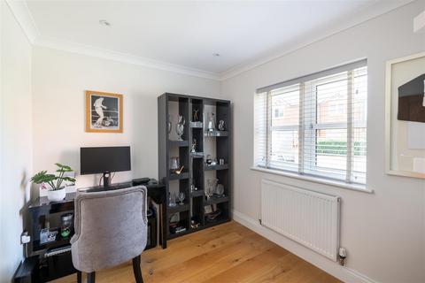7 Blue Bird Gate, Charlwood, Horley, RH6 0GT