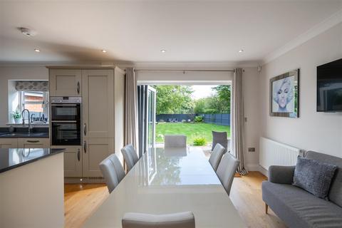 7 Blue Bird Gate, Charlwood, Horley, RH6 0GT