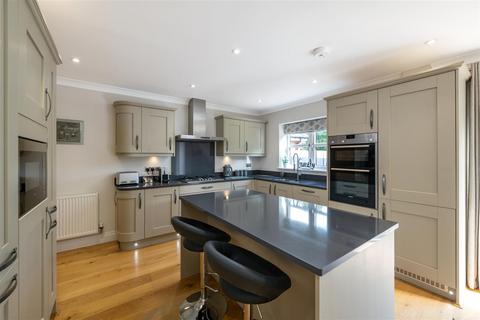 7 Blue Bird Gate, Charlwood, Horley, RH6 0GT