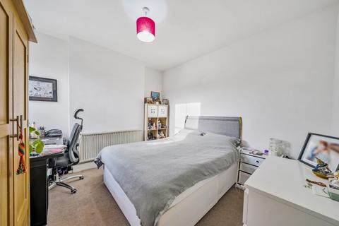 3 bedroom flat to rent, Mantilla Road London SW17