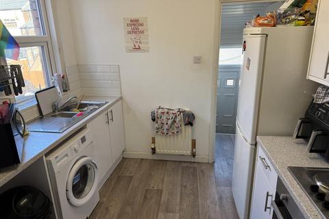 3 bedroom flat to rent, Cartington Terrace, Heaton, NE6 5SJ