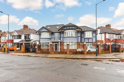 3 bedroom flat to rent, Park Avenue North, London NW10