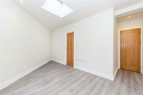 3 bedroom flat to rent, Park Avenue North, London NW10