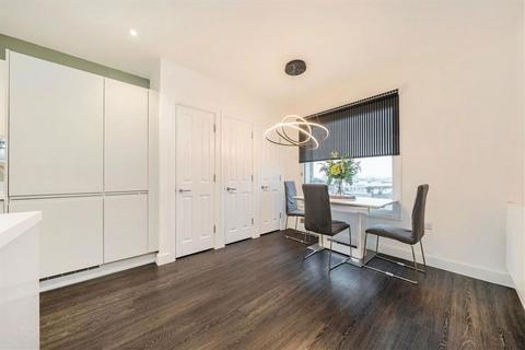 2 bedroom flat for sale, Peartree Way, London SE10