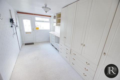28 Riders Way, Rugeley, WS15 2LZ