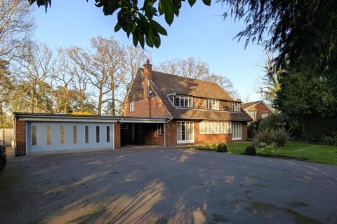 5 bedroom detached house to rent, Hockering Road, Woking GU22