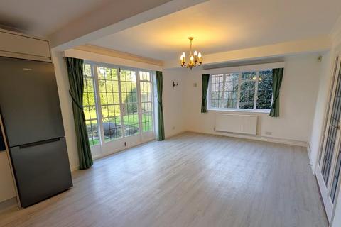 5 bedroom detached house to rent, Hockering Road, Woking GU22