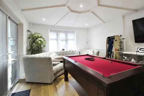 3 Langley Broom, Slough, SL3 8NB