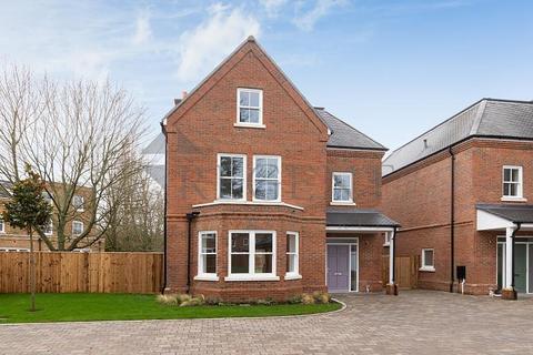 19 Barrons Chase, Richmond, TW10 5DA