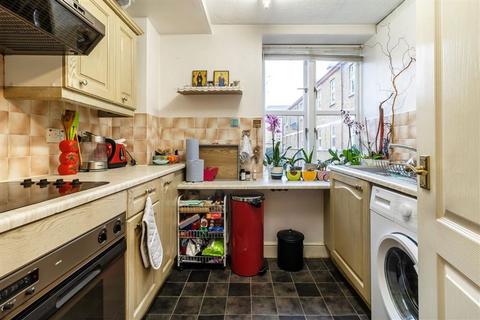 Studio to rent, Avonley Road, London SE14