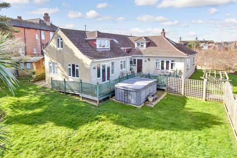 6 bedroom chalet for sale, Elliston Road, Totland PO39