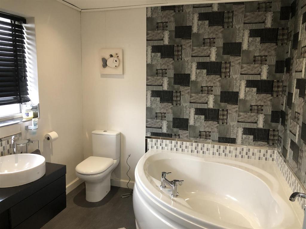 Bathroom 1.jpeg