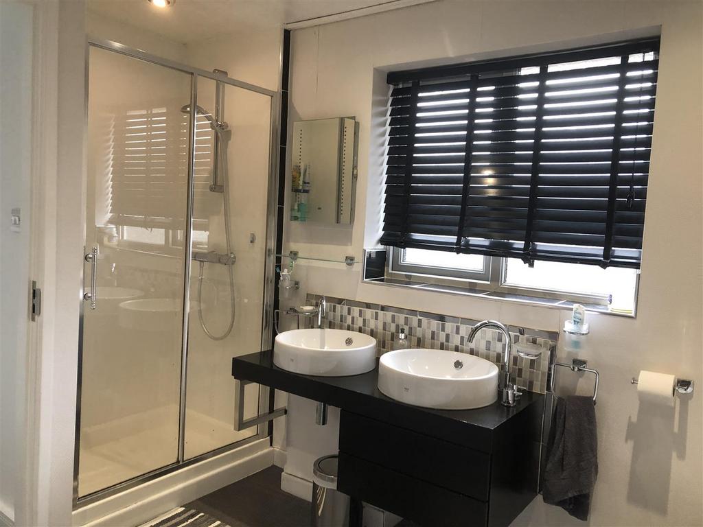 Bathroom 2.jpeg