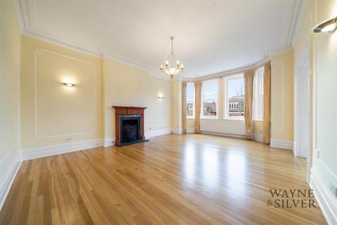 3 bedroom apartment to rent, Chesterford Gardens, Hampstead, NW3