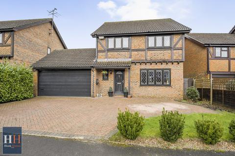 4 bedroom detached house for sale, Four Acre Coppice, Hook RG27