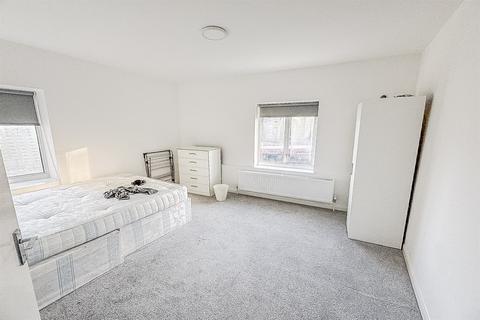 3 bedroom flat to rent, Highgate High Street, Highgate, N6