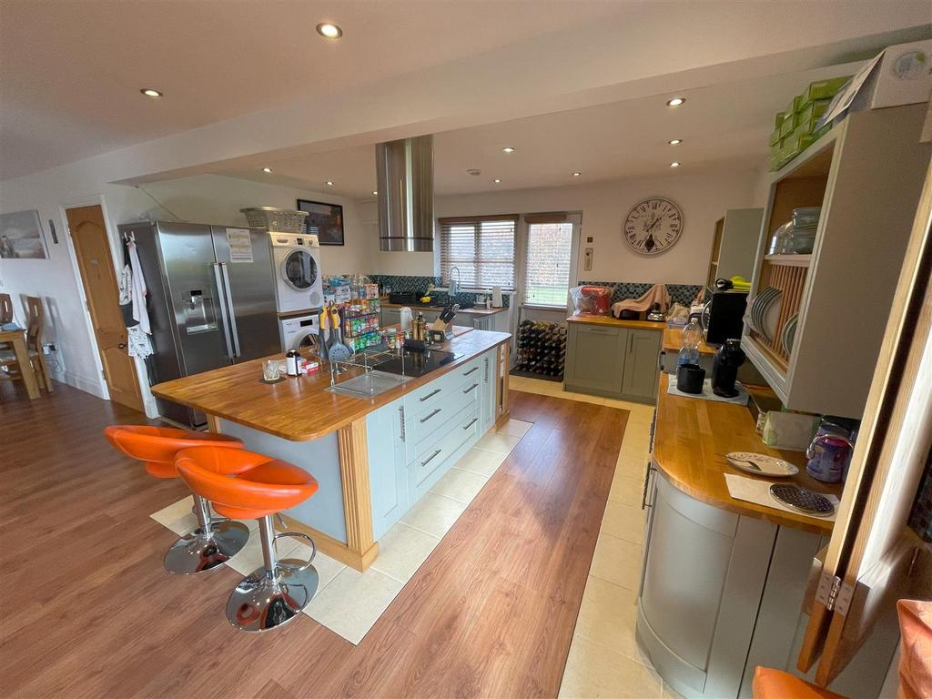 Kitchen 2.jpg